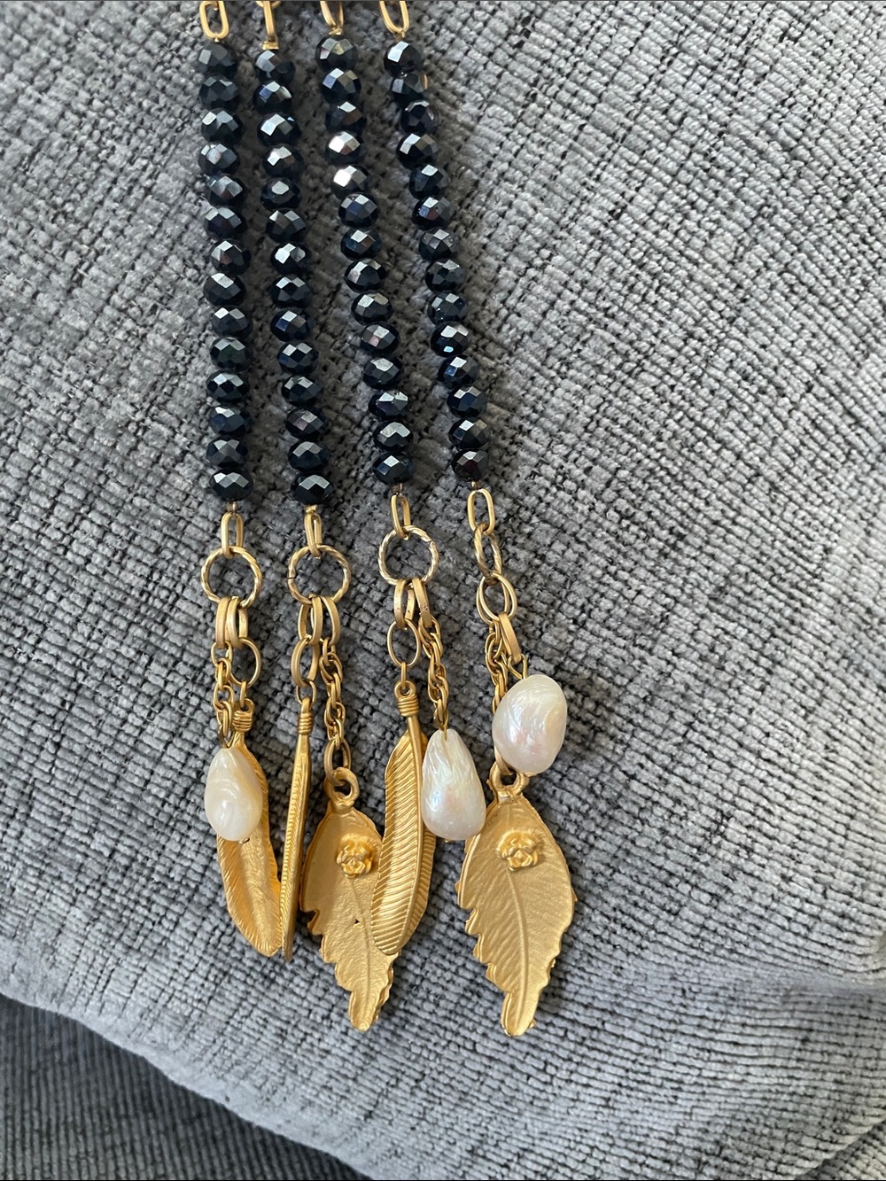 Vintage handcrafted gold and dark navy beaded necklace with leaf pendants - Picture 2 of 7